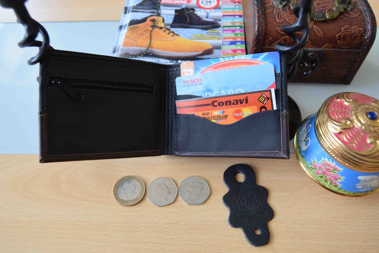 Colombia is known for its high quality Leather produce. This is a handmade leather Wallet made in Colombia with the best leather produced in Colombia. A Wallet that will last you for many years.