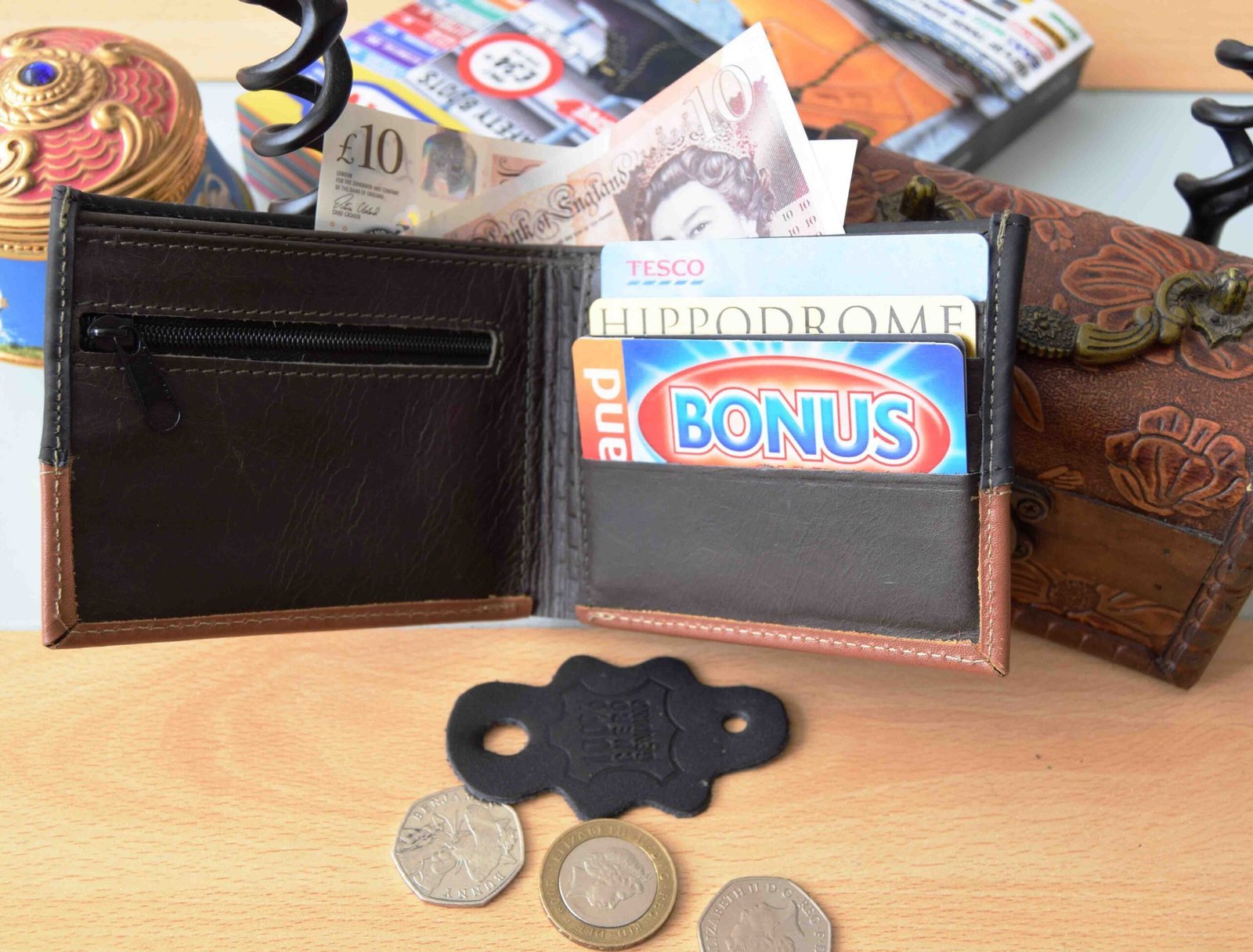 Colombia is known for its high quality Leather produce. This is a handmade leather Wallet made in Colombia with the best leather produced in Colombia. A Wallet that will last you for many years