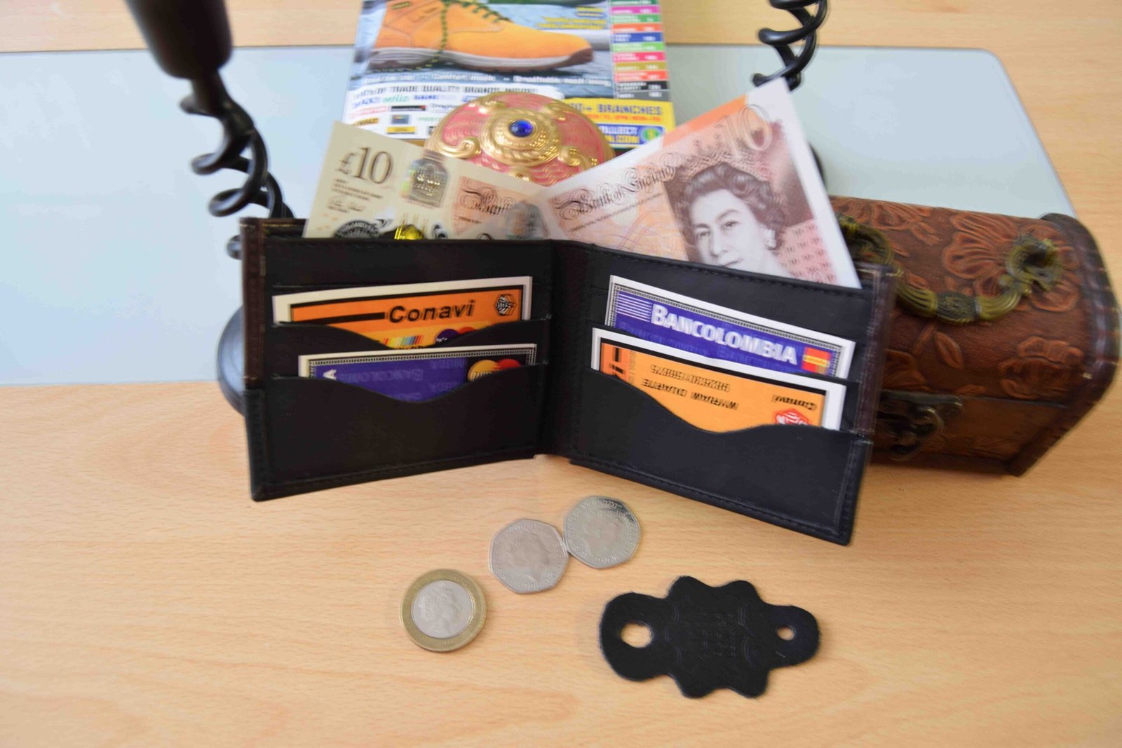 Colombia is known for its high quality Leather produce. This is a handmade leather Wallet made in Colombia with the best leather produced in Colombia. A Wallet that will last you for many years.