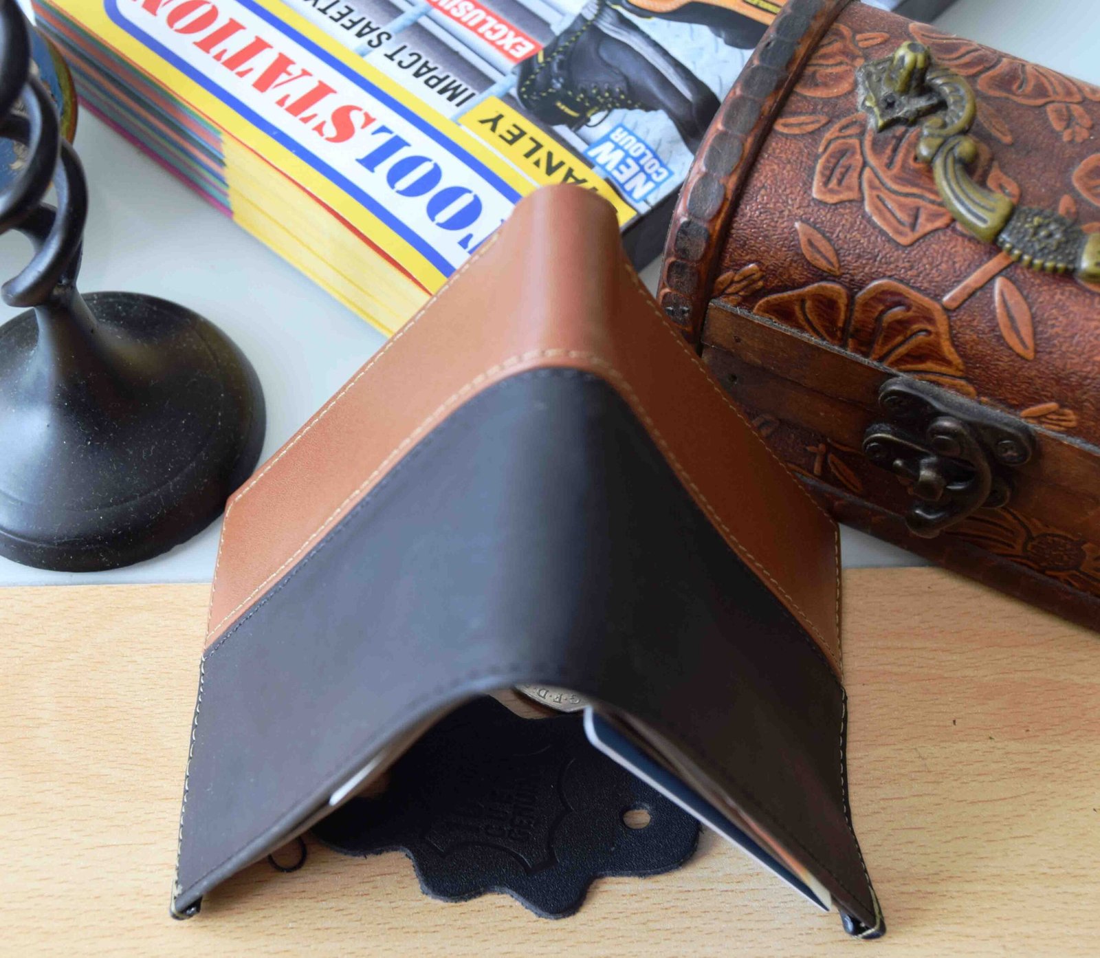 This is a handmade leather Wallet made in Colombia with the best leather produced in Colombia. A Wallet that will last you for many years.